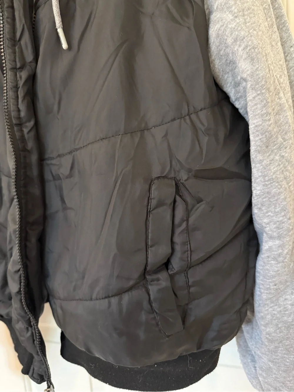 AEROPOSTALE Y2K Black Puffer Jacket with Gray Hooded Sleeves - Men's